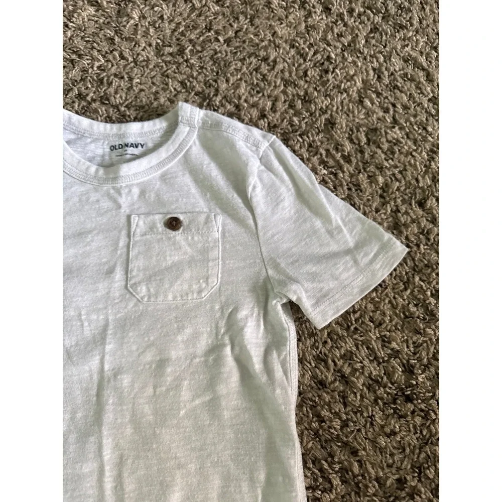 Old Navy Boys White Front Pocket Short Sleeve Tee Size 5T